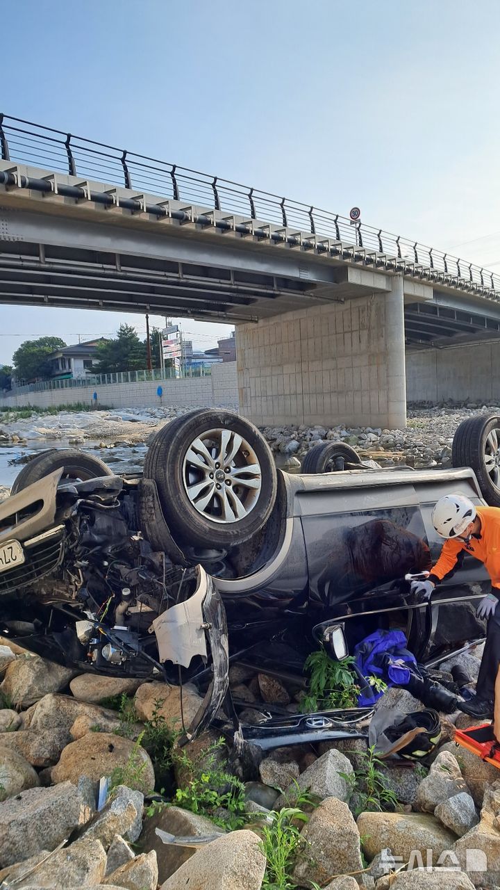[포천=뉴시스] 5일 오전 7시 25분께 경기 포천시 이동면 한 도로에서 직진하는 차량과 좌회전 하는 차량이 충돌해 차량 한대가 3.5m 아래 하천으로 추락한 사고 현장.(사진=경기북부소방본부 제공)photo@newsis.com