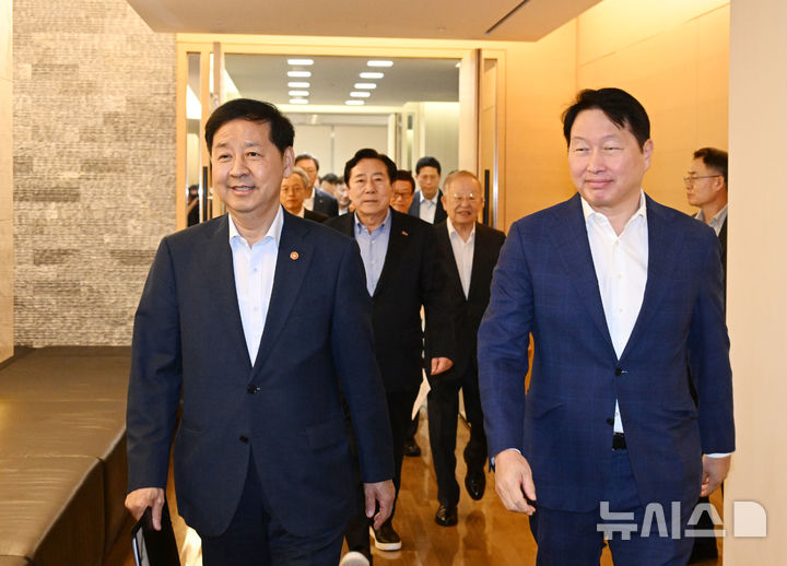 [세종=뉴시스] 사진은 구윤철 경제부총리 겸 기획재정부 장관이 5일 오후 서울 중구 대한상공회의소에서 '성장전략 전담반(TF)' 1차 회의를 주재하고 있는 모습. 이 자리엔 최태원 대한상공회의소 회장을 비롯한 중소기업중앙회·한국경제인협회·한국경영자총협회·한국무역협회·한국중견기업연합회 등 경제6단체장이 함께 했다. (사진=기재부 제공) 2025.08.05. photo@newsis.com