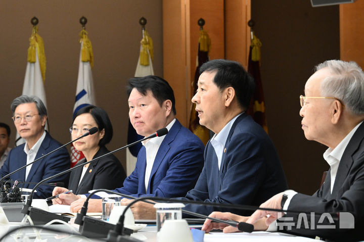 [세종=뉴시스] 사진은 구윤철 경제부총리 겸 기획재정부 장관이 5일 오후 서울 중구 대한상공회의소에서 '성장전략 전담반(TF)' 1차 회의를 주재하고 있는 모습. 이 자리엔 최태원 대한상공회의소 회장을 비롯한 중소기업중앙회·한국경제인협회·한국경영자총협회·한국무역협회·한국중견기업연합회 등 경제6단체장이 함께 했다. (사진=기재부 제공) 2025.08.05. photo@newsis.com