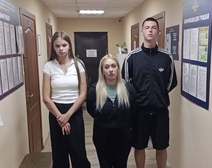 [뉴시스] 우크라이나의 드론 공격으로 화재가 발생한 석유 저장소를 배경으로 동영상을 촬영해 소셜미디어에 게시한 러시아 청년들이 경찰에 체포됐다. (사진=@prestonstew_ 엑스 캡처) 2025.08.05 *재판매 및 DB 금지