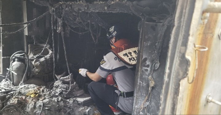 [완도=뉴시스] 8일 오전 10시58분께 전남 완도군 완도항 남동방 5.1㎞ 해상에서 40t급 어선 A호에 불이 났으나 선원들에 의해 자체진화됐다. (사진=완도해경 제공) 2025.08.05. photo@newsis.com *재판매 및 DB 금지