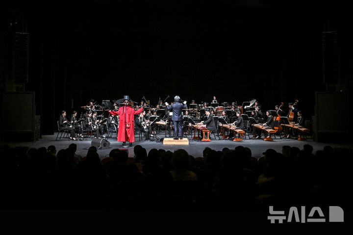 [서울=뉴시스]'대한민국국악관현악축제' 공연 장면. (사진=세종문화회관 제공) 
