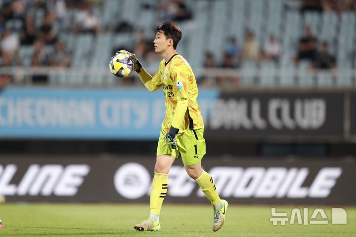 [서울=뉴시스]K리그2 수원 골키퍼 김민준. (사진=한국프로축구연맹 제공)