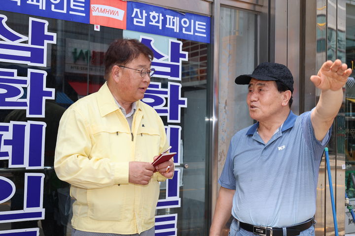 [서울=뉴시스]박성효(왼쪽) 소상공인시장진흥공단(소진공) 이사장.(사진=소상공인시장진흥공단 제공) 2025.08.05. photo@newsis.com *재판매 및 DB 금지