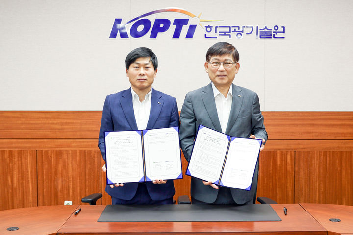 [서울=뉴시스] 기술보증기금은 한국광기술원과 5일 광주 북구 광기술원 본원에서 '혁신성장기업 육성을 위한 창업지원 및 기술이전 업무 협약'을 맺었다. (사진=기술보증기금 제공) 2025.08.05. photo@newsis.com *재판매 및 DB 금지