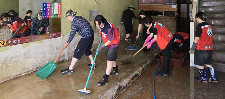 [무안=뉴시스] 전남도교육청은 전남학부모연합회, 전남도자원봉사센터와 함께 전남 무안군 수해 현장에서 복구 작업을 벌였다고 5일 밝혔다. (사진=전남교육청 제공) 2025.08.05. photo@newsis.com *재판매 및 DB 금지