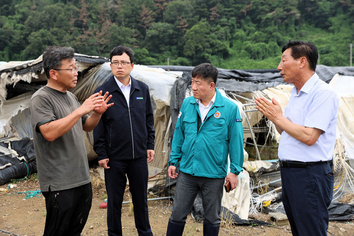 [창원=뉴시스]농협중앙회 이광수(오른쪽에서 두번째) 상무, 경남 밀양 집중호우 피해현장 방문.(사진=경남농협 제공) 2025.08.05.photo@newsis.com *재판매 및 DB 금지