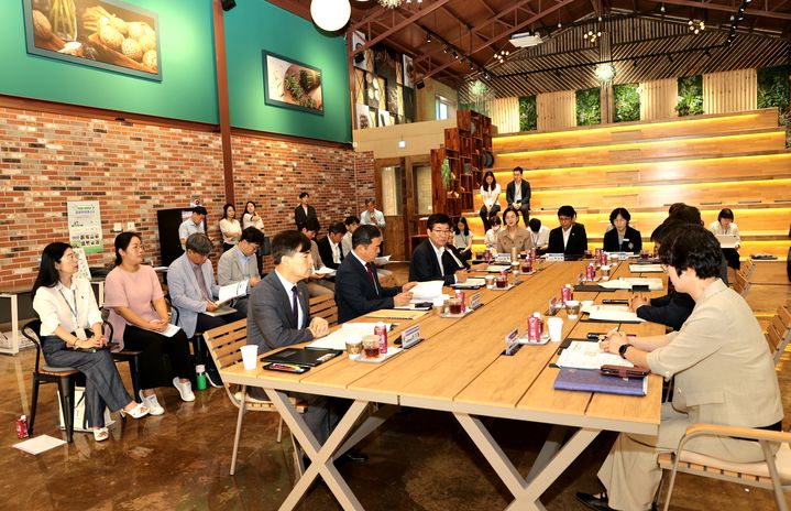 충북도교육청과 증평군이 5일 도안창고플러스에서 정책간담회를 하고 있다.(사진=충북교육청 제공).2025.08.05.photo@newsis.com *재판매 및 DB 금지