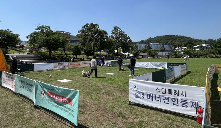 [수원=뉴시스] 매너견 인증테스트. (사진=수원시 제공) 2025.08.05. photo@newsis.com *재판매 및 DB 금지