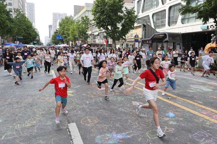 [광주=뉴시스] 광주 동구 금남로 차없는 거리 행사. (사진 = 뉴시스 DB) *재판매 및 DB 금지