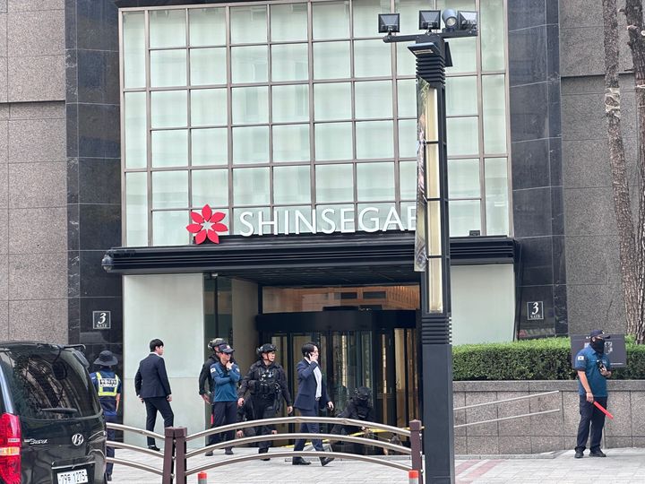 [서울=뉴시스] 전병훈 기자 = 5일 오후 서울 중구 신세계백화점 본점에 폭발물 설치 관련 신고가 접수된 가운데 경찰과 직원이 밖에 서 있다.  *재판매 및 DB 금지
