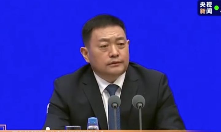 [서울=뉴시스]중국 당국이 티베트의 정신적 지도자인 달라이 라마의 환생 문제에 대해 “결정권은 중앙정부에 있다”고 공식화했다. 사진은 5일 가마쩌덩(티베트명 가르마 세다인) 티베트자치구 주석이 국무원 신문판공실에서 열린 자치구 설립 60주년 기념 기자회견에서 발언하는 모습. <사진출처: 중국 CCTV 캡쳐> 2025.08.05