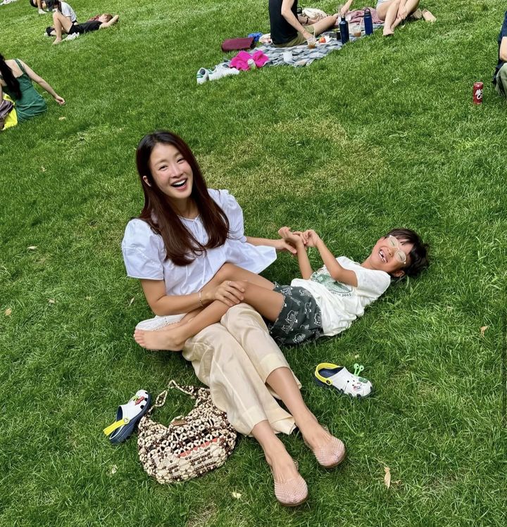 [서울=뉴시스] 배우 이시영(왼쪽)과 아들. (사진=이시영 인스타그램 캡처) 2025.08.05. photo@newsis.com *재판매 및 DB 금지