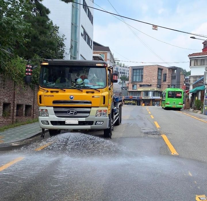 [서울=뉴시스] 서대문구, 도로 열섬화 완화 위해 공사장 살수 차량 활용. 2025.08.05. (사진=서대문구 제공) *재판매 및 DB 금지