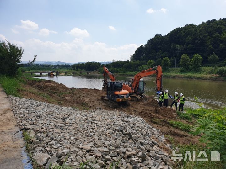 [증평=뉴시스] 증평군 송수관로 누수 복구