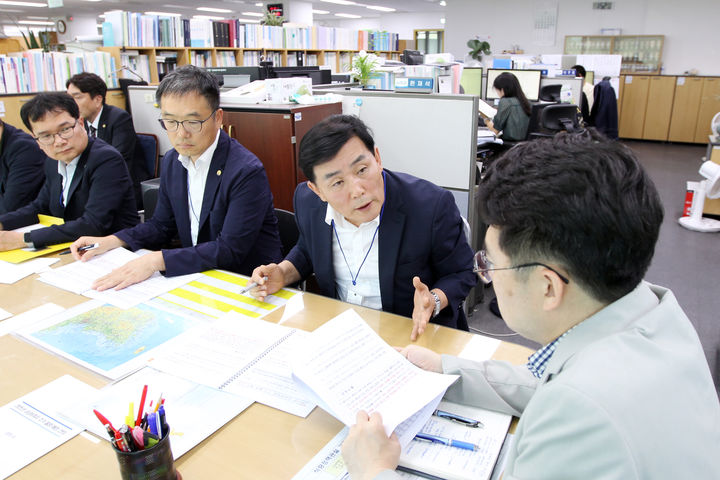[인천=뉴시스] 문경복 옹진군수가 최근 농림식품부를 찾아 공공비축미곡 매입확대를 요청하고 있다. (사진=옹진군 제공) 2025.08.05. photo@newsis.com *재판매 및 DB 금지