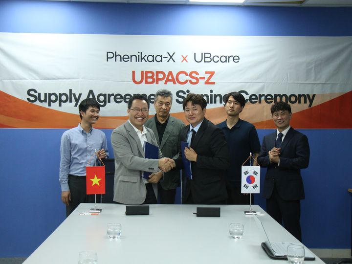 [서울=뉴시스] (왼쪽에서 두번째) 페니카엑스 대표 겸 페니카 그룹 부대표 레 안 선, (왼쪽에서 세번째) GC 베트남 현지법인 양송현 대표, (왼쪽에서 네번째) UBcare 병원사업본부 PACS사업팀 정대원 팀장과 양측 임직원들이 참여해 기념사진을 찍고있는 모습 (사진=GC 제공) 2025.08.05. photo@newsis.com *재판매 및 DB 금지