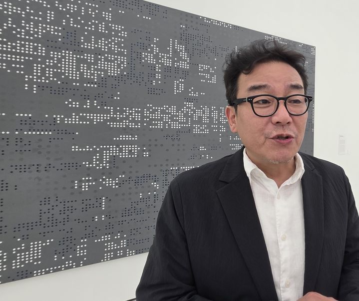 [사진=박현주 미술전문기자]5일 광동미술관에서 박종규 작가가 작품을 설명하고 있다. 2025.08.05. hyun@newsis.com *재판매 및 DB 금지