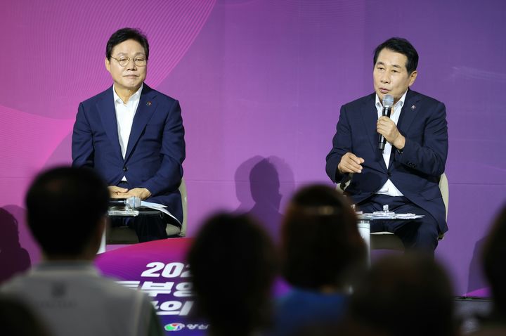 [양산=뉴시스] 박완수(왼쪽) 경남도지사와 나동연 경남 양산시장이 5일 양산시 웅상문화체육센터에서 열린 동부양산 시민과의 대화를 진행하고 있다. (사진=양산시 제공) 2025.08.05. photo@newsis.com *재판매 및 DB 금지