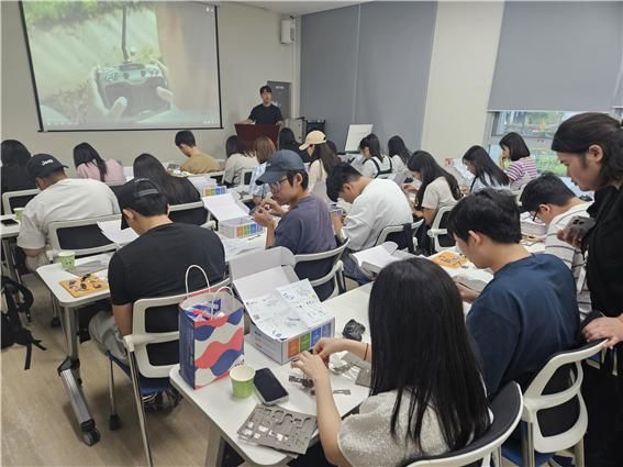 [양산=뉴시스] 양산지청이 김해시 소재 드론 개발·제조업체 코코드론에서 청년, 일터 두드림 투어 프로그램을 진행하고 있다. (사진=양산지청 제공) 2025.08.05. photo@newsis.com *재판매 및 DB 금지