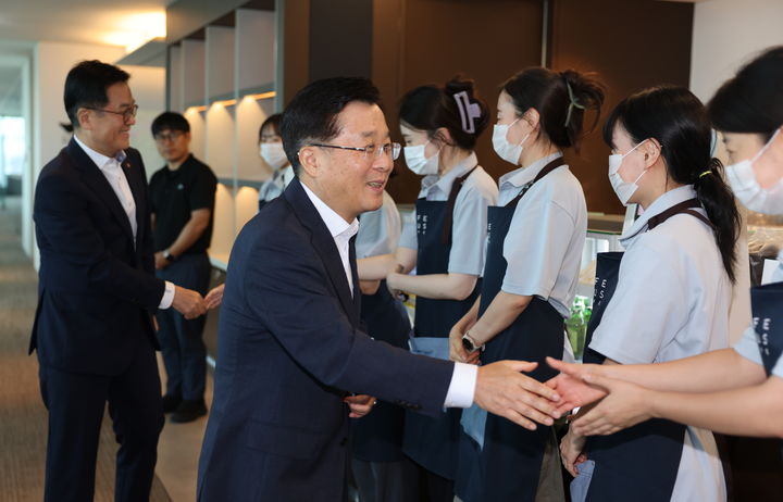 [서울=뉴시스] 한화생명 신임 대표이사들이 임직원과 악수를 나누고 있다. (사진 가운데)권혁웅 부회장과 (왼쪽)이경근 사장. (사진=한화생명 제공) 2025.08.05. photo@newsis.com *재판매 및 DB 금지