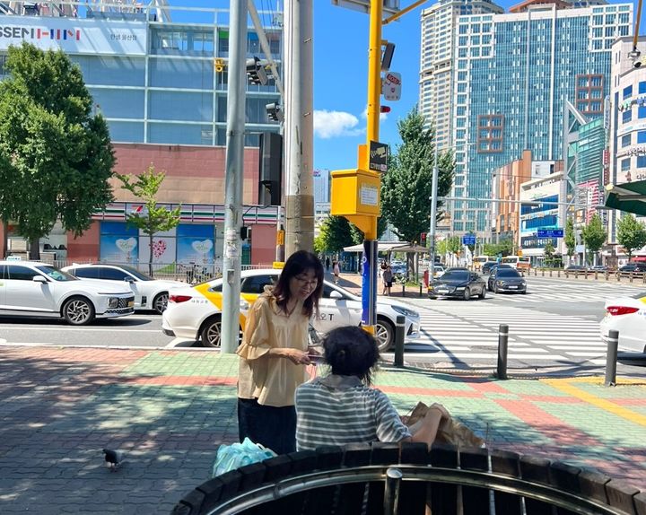 [울산=뉴시스] 거리 노숙인과 상담하는 울산 남구청 관계자 (사진=울산 남구 제공) photo@newsis.com *재판매 및 DB 금지