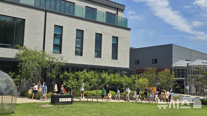 [용인=뉴시스] 용인시 수지구의 장애자녀 양육가정 대상 여름방학 문화·여가활동(사진=용인시 수지구 제공)2025.08.05.photo@newsis.com