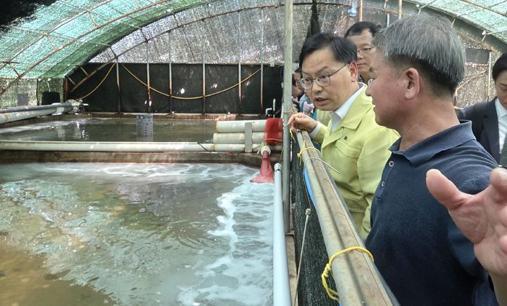 [서울=뉴시스] 김성범 해양수산부 차관이 5일 경북 포항에 있는 육상 강도다리 양식장을 점검하고 있다. 2025.08.05. (사진=해수부 제공) photo@newsis.com *재판매 및 DB 금지
