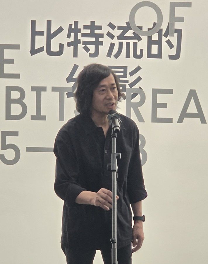 [사진=박현주 미술전문기자] 5일 광동미술관에서 개막한 박종규 개인전 비트의 유령들전을 펼친 왕샤오창(王绍强) 관장이 개막식에서 인사말을 하고 있다. 2025.08.05. hyun@newsis.com *재판매 및 DB 금지