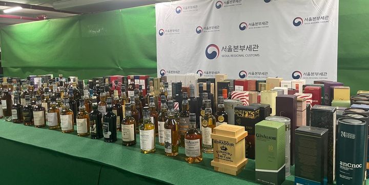 [서울=뉴시스] 서울본부세관이 해외직구를 통해 수천만원 넘는 고가 위스키를 밀수입하거나 구매 가격을 낮춰 신고하던 10명의 붙잡아 관세법 등 위반 혐의로 검찰에 송치했다. 사진은 압수된 위스키들.(사진=서울본부세관 제공) *재판매 및 DB 금지