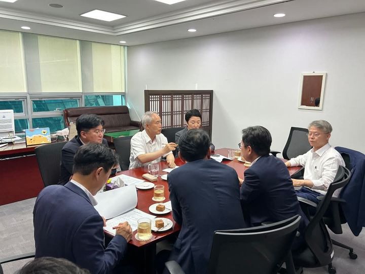 [광주=뉴시스] SRF 문제 논의하는 광주 국회의원들. (사진=정준호 의원실 페이스북) 2025.08.05. photo@newsis.com *재판매 및 DB 금지