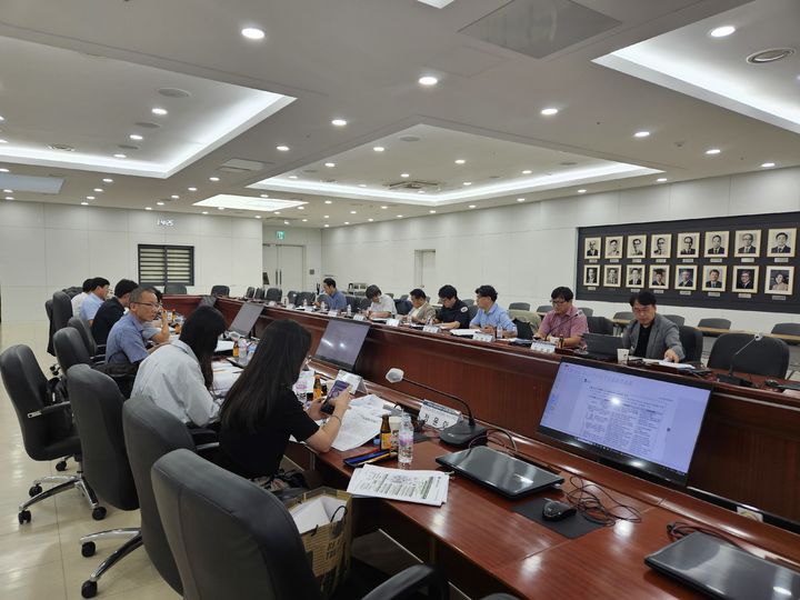 [대전=뉴시스]대전시가 '글로컬대학30' 본지정 선정을 앞두고 대학별 실행계획서 최종 점검에 돌입하며 막바지 총력전에 나섰다. 충남대 TF 회의 장면. 2025. 08. 05 photo@newsis.com *재판매 및 DB 금지