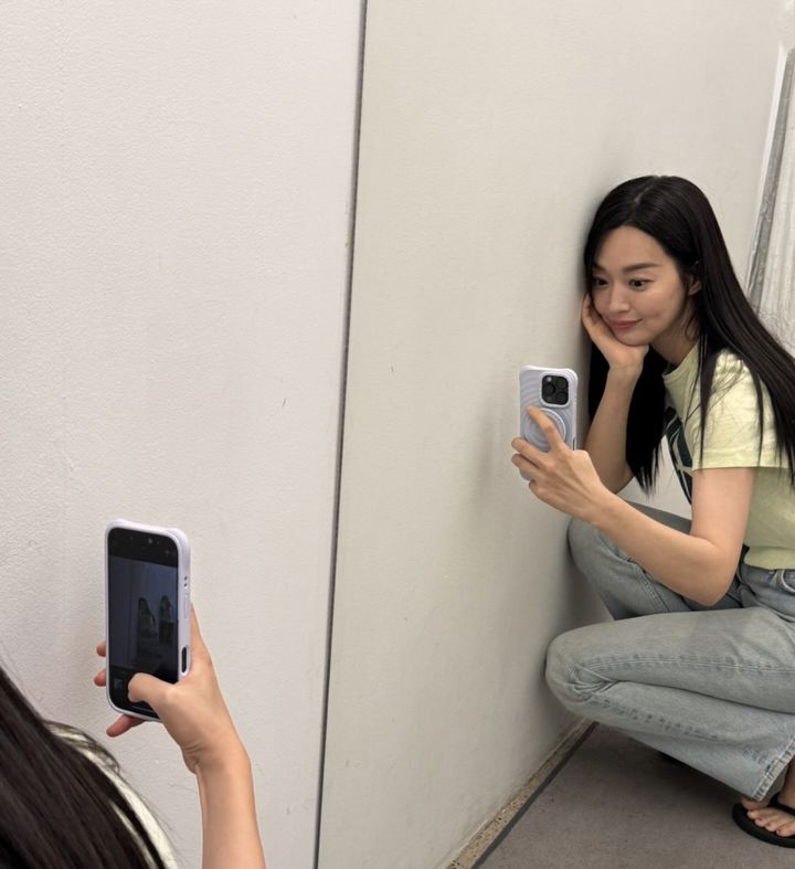 [서울=뉴시스] 배우 신민아. (사진=신민아 인스타그램 캡처) 2025.08.05. photo@newsis.com *재판매 및 DB 금지