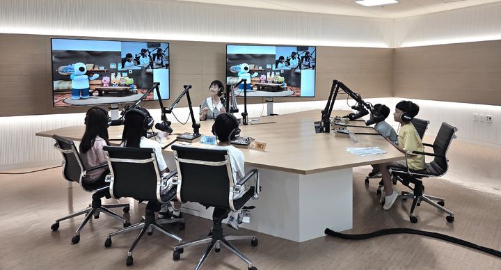 [창원=뉴시스]애니메이션 더빙하는 수업 모습.(사진=창원교육청 제공) 2025.08.05.photo@newsis.com *재판매 및 DB 금지