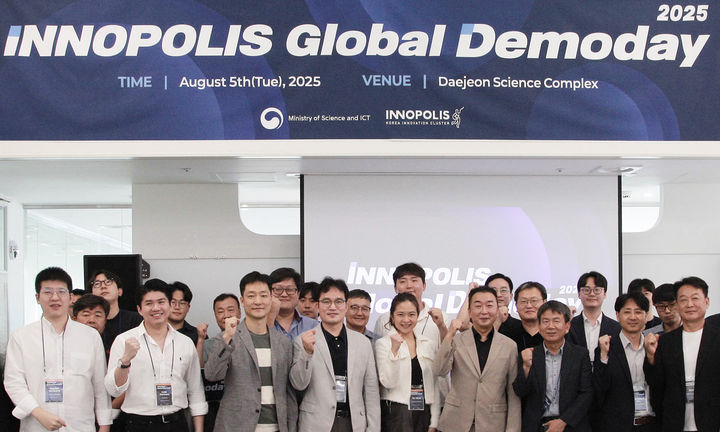 [대전=뉴시스] 5일 열린 아시아·중동 진출 위한 글로벌 데모데이서 참가자들이 기념촬영을 하고 있다.(사진=특구재단 제공0 *재판매 및 DB 금지