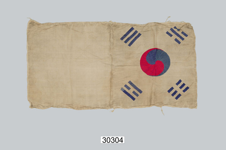 [서울=뉴시스 ]국립민속박물관 소장유물 '자수 태극기' (사진=국립민속박물관 제공) 2025.08.05. photo@newsis.com *재판매 및 DB 금지