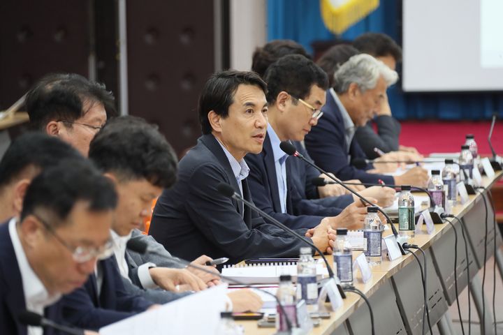 [춘천=뉴시스] 5일 강원특별자치도(도지사 김진태. 사진 왼쪽 앞줄에서 세번째)는 행정안전부에서 군장병이 실제 주둔하고 있는 지역에서도 소비쿠폰을 사용할 수 있도록 방안을 검토 중이다 고 밝혔다. 강원특별자치도 제공.&nbsp; *재판매 및 DB 금지