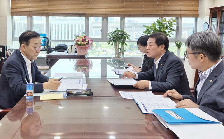 [정읍=뉴시스] 이학수 정읍시장(오른족 가운데)이 국토교통부 김윤덕 장관(왼쪽)을 만나 정읍시 핵심사업 국비지원을 요청하고 있다. *재판매 및 DB 금지