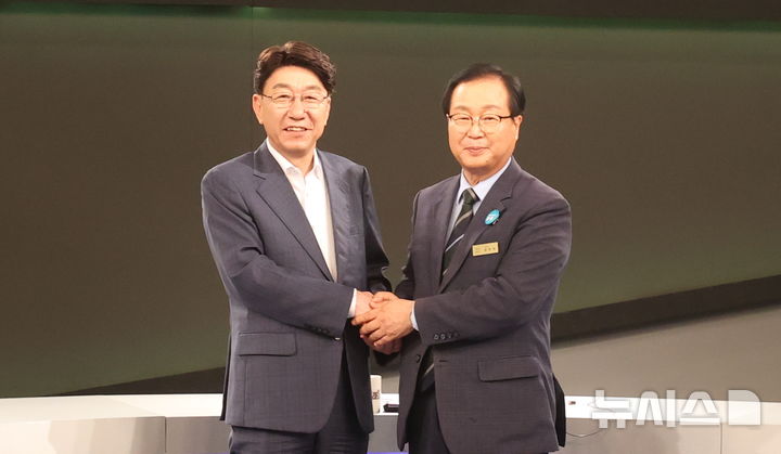 [전주=뉴시스] 김얼 기자 = 우범기(왼쪽) 전주시장과 유희태 완주군수가 5일 전북 전주시 전주KBS에서 열릴 완주-전주 통합과 관련한 토론회 생방송에 앞서 인사를 나누고 있다. 2025.08.05. pmkeul@newsis.com