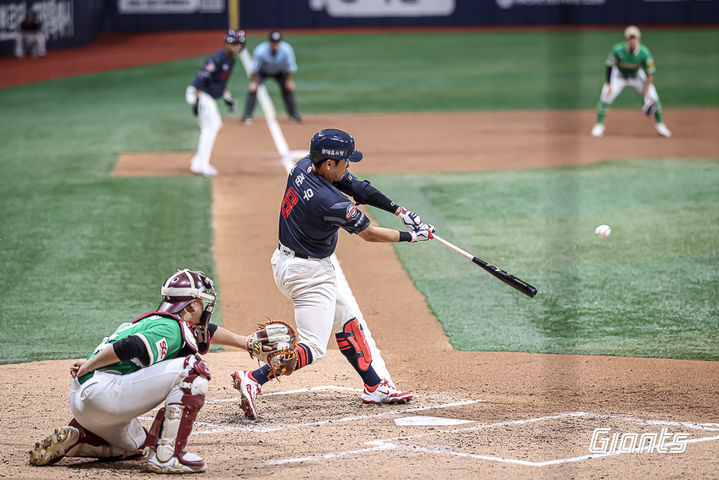 [서울=뉴시스] 프로야구 롯데 자이언츠 전준우가 3일 서울 고척스카이돔에서 열린 2025 신한 쏠뱅크 KBO리그 키움 히어로즈와의 경기에서 희생 타점을 올리고 있다. (사진=롯데 자이언츠 제공) 2025.08.03. *재판매 및 DB 금지