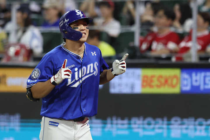 [서울=뉴시스] 프로야구 삼성 라이온즈 김영웅이 5일 인천 SSG랜더스필드에서 열린 2025 신한 쏠뱅크 KBO리그 SSG 랜더스와의 경기에서 8회 홈런을 날린 뒤 기뻐하고 있다. (사진=삼성 라이온즈 제공) 2025.08.05. *재판매 및 DB 금지