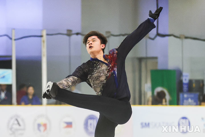 [파사이=신화/뉴시스] 김현겸이 4일(현지 시간) 필리핀 파사이에서 열린 2025 아시안 오픈 피겨스케이팅 트로피 남자 싱글 시니어 쇼트 프로그램에서 연기하고 있다. 김현겸은 기술 점수 37.48점, 예술 점수 34.66점, 합계 72.14점으로 1위를 기록했다. 2025.08.05.