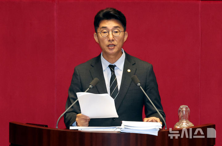 [서울=뉴시스] 조성봉 기자 = 노종면 더불어민주당 의원이 5일 오전 서울 여의도 국회에서 열린 제427회국회(임시회) 제3차 본회의에서 방송3법 찬성 필리버스터(무제한토론)를 하고 있다. 2025.08.05. suncho21@newsis.com