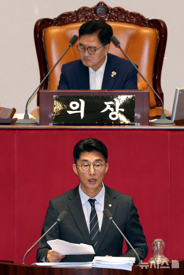 [서울=뉴시스] 조성봉 기자 = 노종면 더불어민주당 의원이 5일 오전 서울 여의도 국회에서 열린 제427회국회(임시회) 제3차 본회의에서 방송3법 찬성 필리버스터(무제한토론)를 하고 있다. 2025.08.05. suncho21@newsis.com