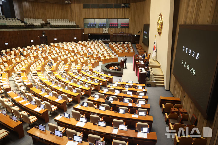 [서울=뉴시스] 조성봉 기자 = 노종면 더불어민주당 의원이 5일 오전 서울 여의도 국회에서 열린 제427회국회(임시회) 제3차 본회의에서 방송3법 찬성 필리버스터(무제한토론)를 하고 있는 가운데 여야 의원들의 빈자리가 눈에 띄고 있다. 2025.08.05. suncho21@newsis.com