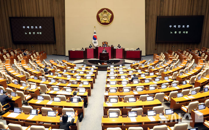 [서울=뉴시스] 조성봉 기자 = 노종면 더불어민주당 의원이 5일 오전 서울 여의도 국회에서 열린 제427회국회(임시회) 제3차 본회의에서 방송3법 찬성 필리버스터(무제한토론)를 하고 있는 가운데 여야 의원들의 빈자리가 눈에 띄고 있다. 2025.08.05. suncho21@newsis.com