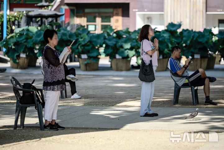 [서울=뉴시스] 정병혁 기자 = 2026학년도 대학수학능력시험을 100일 앞둔 5일 서울 종로구 조계사를 찾은 불자들이 기도를 하고 있다. 2025.08.05. jhope@newsis.com