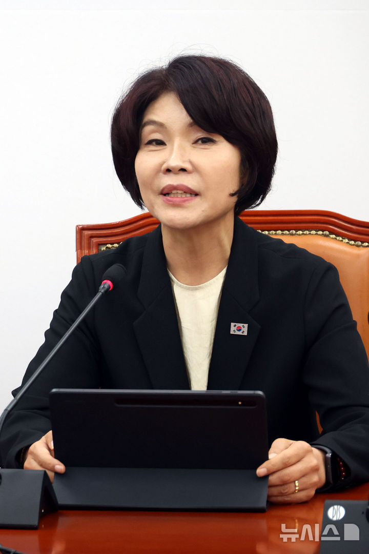[서울=뉴시스] 조성봉 기자 = 한정애 더불어민주당 정책위의장 5일 오전 서울 여의도 국회에서 열린 원내대책회의에서 발언을 하고 있다. 2025.08.05. suncho21@newsis.com