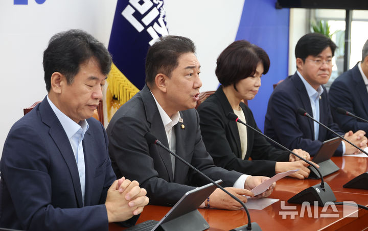 [서울=뉴시스] 조성봉 기자 = 김병기 더불어민주당 원내대표가 5일 오전 서울 여의도 국회에서 열린 원내대책회의에서 발언을 하고 있다. 2025.08.05. suncho21@newsis.com