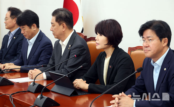 [서울=뉴시스] 조성봉 기자 = 한정애 더불어민주당 원정책위의장이 5일 오전 서울 여의도 국회에서 열린 원내대책회의에서 발언을 하고 있다. 2025.08.05. suncho21@newsis.com